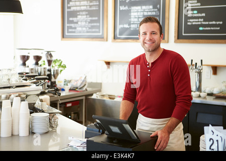 Männliche Besitzer des Café Stockfoto