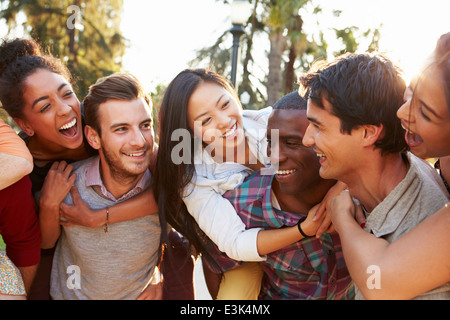 Gruppe von Freunden haben Spaß zusammen im freien Stockfoto