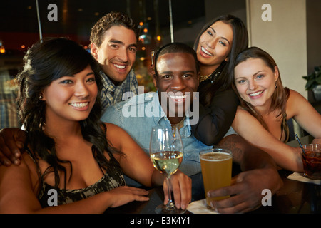 Gruppe von Freunden, die hauseigene Bar zusammen genießen Stockfoto