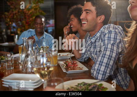 Gruppe von Freunden genießen Mahlzeit im Restaurant Stockfoto