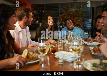 Gruppe von Freunden genießen Mahlzeit im Restaurant Stockfoto