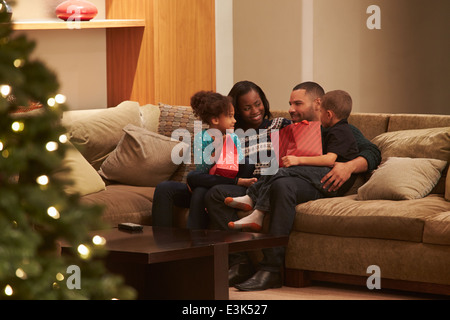 Älteres paar Andenken-Box schreiben Inbetriebnahme Stockfoto