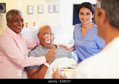 Medizinisches Team Treffen mit leitenden paar im Krankenzimmer Stockfoto