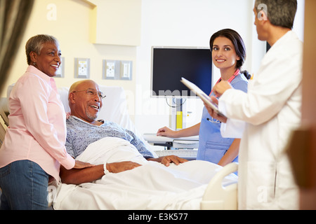 Medizinisches Team Treffen mit leitenden paar im Krankenzimmer Stockfoto