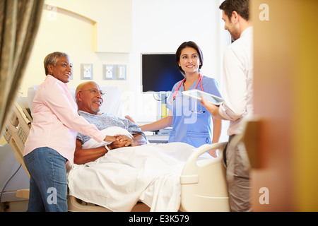 Medizinisches Team Treffen mit leitenden paar im Krankenzimmer Stockfoto