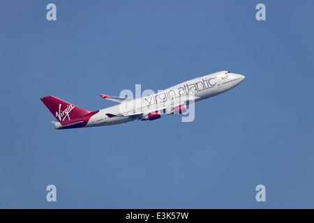 Virgin Atlantic Boeing 747-400 G-VROC Mustang Sally in metallic Rot Lackierung Klettern vom Flughafen Heathrow entfernt Stockfoto