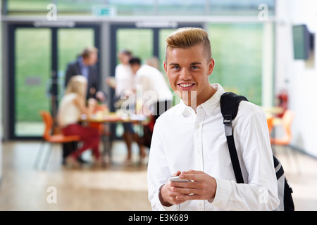 Porträt des jungen männlichen Studenten im Klassenzimmer Stockfoto