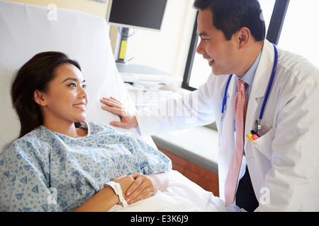 Arzt im Gespräch mit der Patientin auf Station Stockfoto
