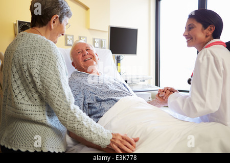 Frau Doktor sprechen, älteres Paar im Krankenzimmer Stockfoto