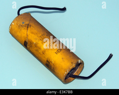 Diese Abbildung zeigt einen trockenen Elektrolytkondensator, der häufig in elektronischen Schaltungen zur Energiespeicherung und -Filterung verwendet wird. Diese Komponenten sind für Stromversorgungssysteme und Signalverarbeitung von entscheidender Bedeutung. Stockfoto