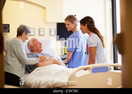 Medizinisches Team Treffen mit leitenden paar im Krankenzimmer Stockfoto