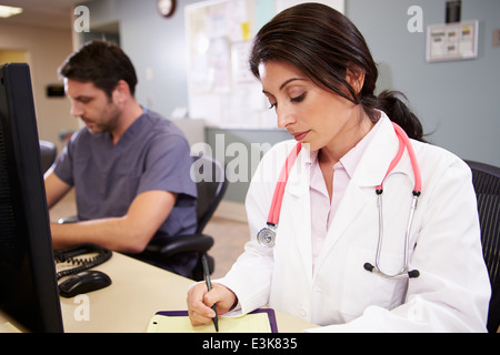Frau Doktor mit Krankenpfleger arbeiten an Krankenschwestern Station Stockfoto