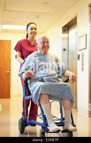 Senior männlichen Patienten im Rollstuhl von Krankenschwester gedrängt Stockfoto