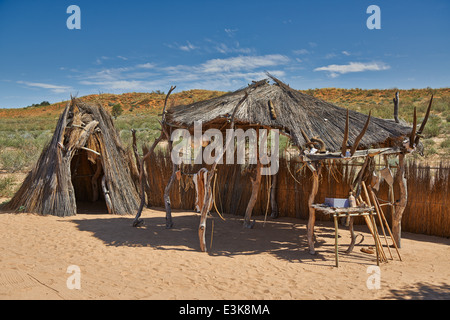 San oder Buschmänner Dorf, Kgalagadi Transfrontier Park, Kalahari, Südafrika, Botswana, Afrika Stockfoto
