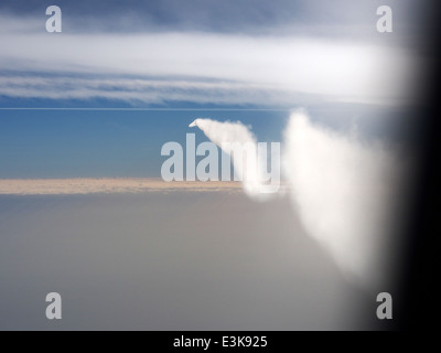 Flugzeuge und Kondensstreifen bei ca. 32000ft über Baden-Baden, pic6 Stockfoto