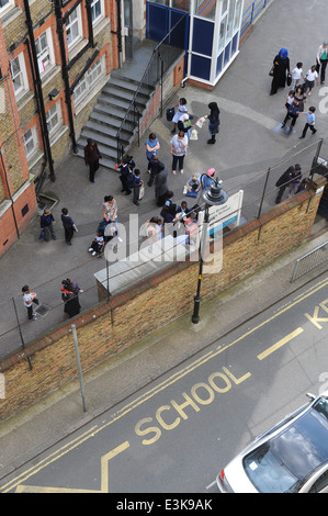 Kinder an der Grundschule nach Sommerferien anreisen. Stockfoto