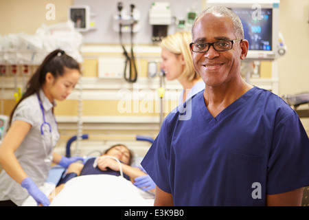 Porträt der Krankenpfleger arbeiten In Emergency Room Stockfoto