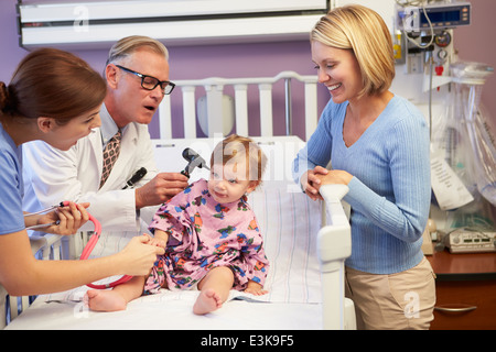 Mutter und Tochter In der Kinderstation des Krankenhauses Stockfoto