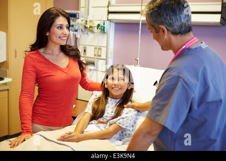 Mutter und Tochter im Gespräch mit Berater im Krankenzimmer Stockfoto