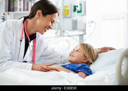 Junge Mädchen sprechen, Frau Doktor auf Intensivstation Stockfoto