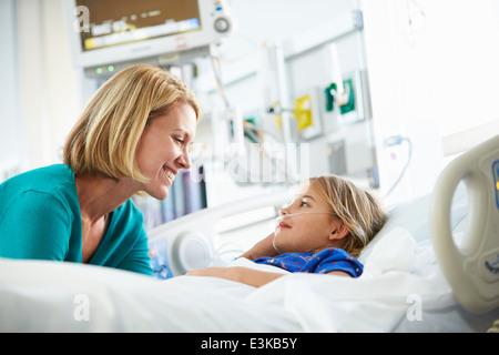 Mutter mit Tochter auf Intensivstation Stockfoto