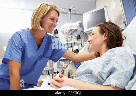 Junge Patientin im Gespräch mit der Krankenschwester In der Notaufnahme Stockfoto