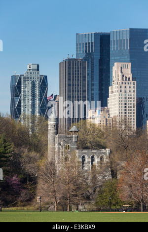 Schloss Belvedere und Skyline von Midtown, Central Park, New York Stockfoto