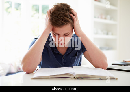 Depressive junge Studium zu Hause Stockfoto