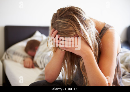 Teenager-Mädchen im Schlafzimmer mit Freund besorgt Stockfoto