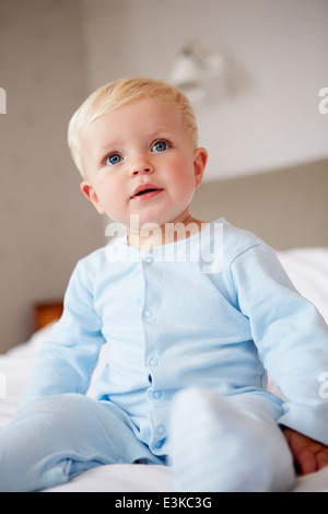 Junge Baby Junge spielt im Bett Stockfoto
