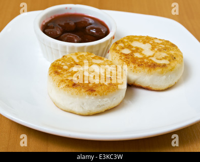 Quark Pfannkuchen Und Marmelade. Closeup Stockfoto