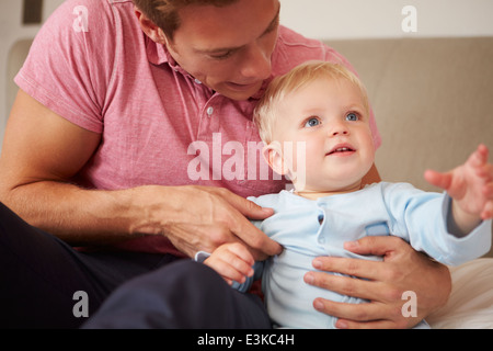 Vater mit Sohn drinnen spielen Stockfoto