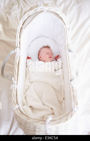 Neugeborenes Babymädchen schlafen im Kinderbett Stockfoto