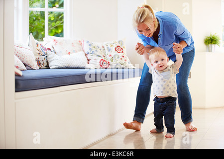 Mutter Sohn zu helfen, als er erfährt, zu Fuß Stockfoto