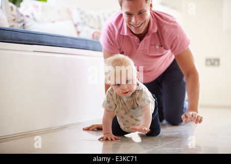 Vater und Sohn zusammen herum Zimmer kriecht Stockfoto