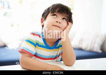 Asian Boy mit Kopf In Händen denken Stockfoto