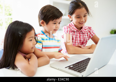 Drei asiatische Kinder mit Laptop zu Hause Stockfoto