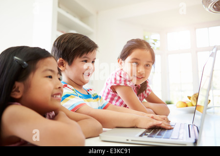 Drei asiatische Kinder mit Laptop zu Hause Stockfoto