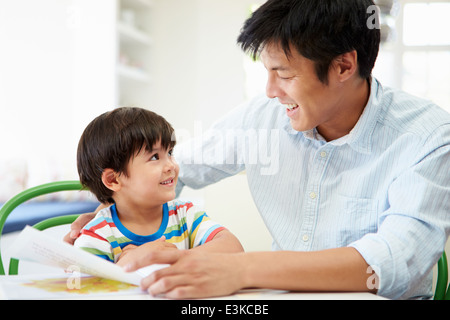 Vater helfen Sohn bei den Hausaufgaben Stockfoto