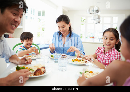 Asiatischen Familie am Tisch essen zusammen Stockfoto