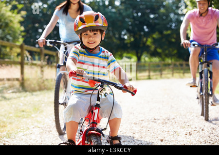 Asiatischen Familie auf Fahrradtour In Landschaft Stockfoto
