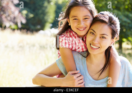 Porträt von asiatischen Mutter und Tochter In Landschaft Stockfoto