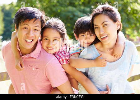 Porträt der asiatischen Familie Spaziergang im Sommer Landschaft