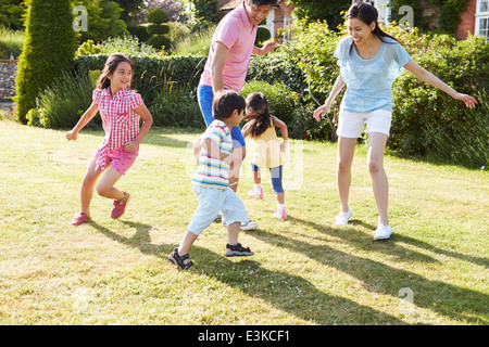 Asiatischen Familie zusammen spielen im Sommergarten Stockfoto