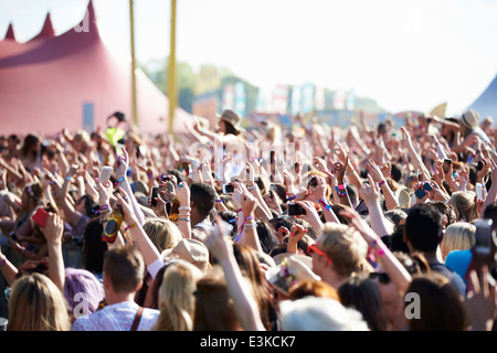 Menschenmassen amüsieren sich beim Outdoor-Musikfestival Stockfoto