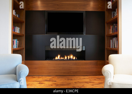 Lounge im modernen Haus mit TV und Kamin Stockfoto