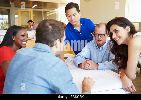 Architektengruppe diskutieren Pläne im modernen Büro Stockfoto