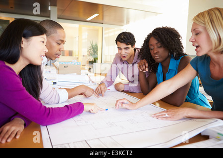 Architektengruppe diskutieren Pläne im modernen Büro Stockfoto