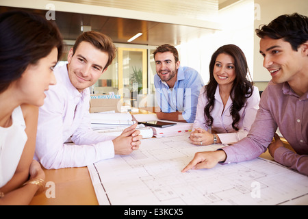 Architektengruppe diskutieren Pläne im modernen Büro Stockfoto