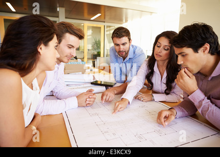 Architektengruppe diskutieren Pläne im modernen Büro Stockfoto